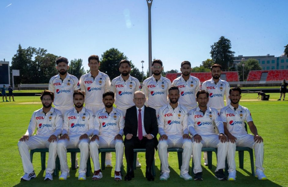 A group of men in sports uniforms posing for a photo

Description automatically generated