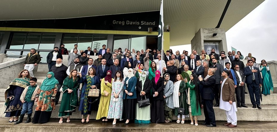 A group of people standing in front of a building

Description automatically generated