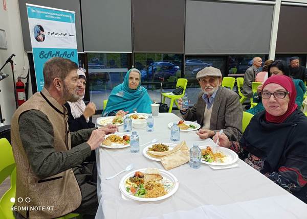 A group of people eating at a table

Description automatically generated